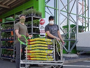 Jetzt kann man wieder im Baumarkt einkaufen: Stefan und Tobias Reul haben gestern den Globus-Baumarkt aufgesucht. Fotos: Alexander Hartmann