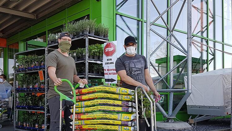 Jetzt kann man wieder im Baumarkt einkaufen: Stefan und Tobias Reul haben gestern den Globus-Baumarkt aufgesucht. Fotos: Alexander Hartmann