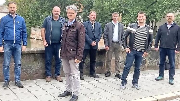 Der Nordhalbener Bürgermeister Michael Pöhnlein (Vierter von links) wurde bei der Gründung der Interessengemeinschaft wasserliefernder Kommunen Bayern zum Sprecher für Nordbayern gewählt. Mit auf dem Bild sind die weiteren Gründungsmitglieder und Bürgermeister (von links), Thomas Beck (Dentlein am Forst), Werner Stöcker (Uehlfeld), Gerhard Braunmiller (Miesbach), Christian Hornsteiner (Farchant), Simon Schäffler (Langfurth) und Jürgen Konsolke (Dürrwangen). Foto: Michael Pöhnlein