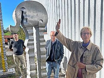 Die Außenskulptur „Wellenstele elefantisch“.