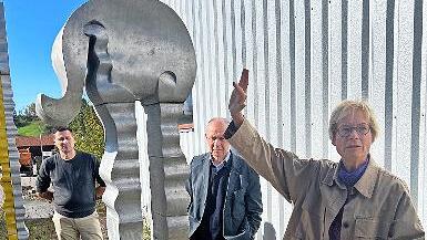 Die Außenskulptur „Wellenstele elefantisch“.