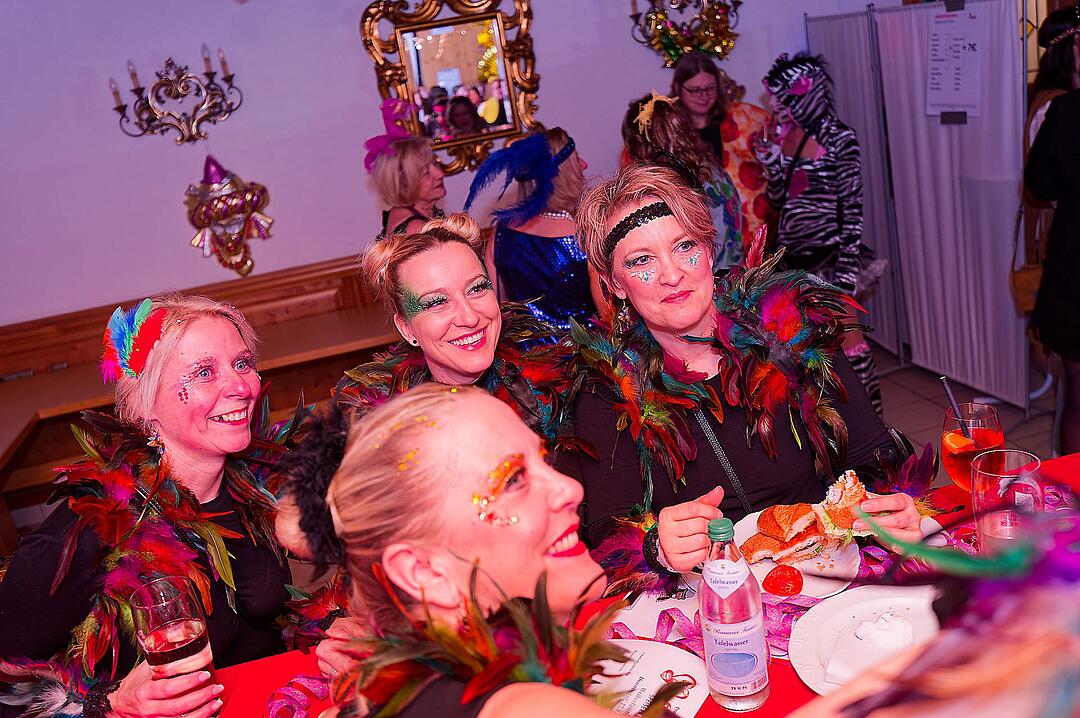 Drei Männerballetts, Musik von DJ Asti und vieles mehr gab es beim Weiberfasching!