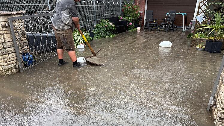 Unwetter in Oberfranken: Anwohner und Feuerwehr bringen Sandsäcke aus