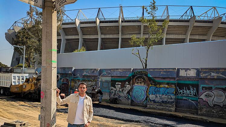 Sherif Rizkallah besuchte das Aztekenstadion in Mexiko Stadt und sah sich den Stand der Renovierungsarbeiten an, die in Vorbereitung auf die Fu&szlig;ball-WM 2026 durchgef&uuml;hrt wurden.