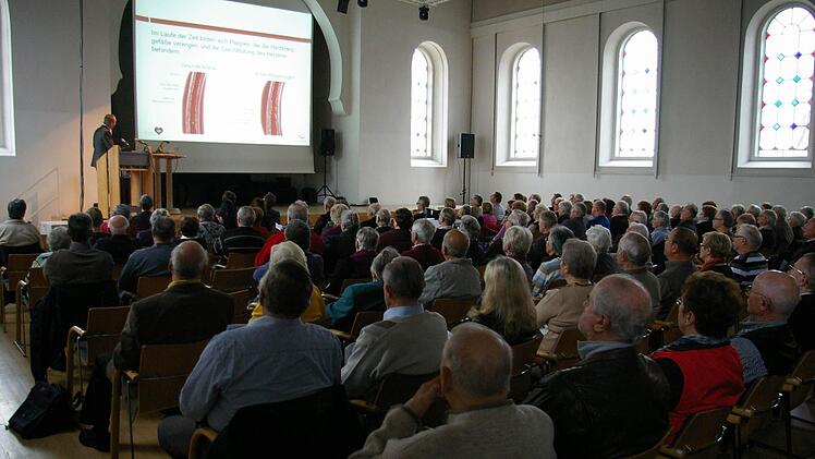 Offenbar trafen die Mediziner und die Volkshochschule mit dem Thema auf ein enormes Interesse. Der Saal in der Alten Synagoge in Kitzingen war bis auf die Empore gefüllt.
