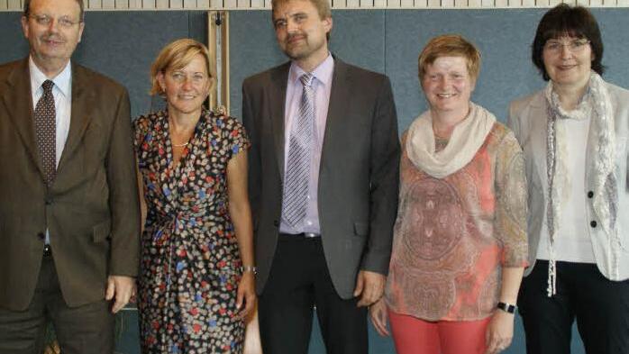 Die Heinrich-Thein-Berufsschule Haßfurt hat einen neuen stellvertretenden Schulleiter. Unser Bild zeigt von links Abteilungsdirektor Gustav Eirich von der Regierung von Unterfranken, Schulleiterin Heidrun Görtler, den neuen ständigen Stellvertreter der Schulleiterin Jochen Brüggemann, seine Ehefrau Elisabeth und die leitende Regierungs-Schuldirektorin Maria Walter.