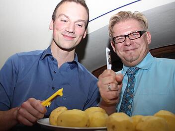 Die stolzen Sieger Simon Moritz (links, Erstplatzierter, SPD) und Frank Wilzok (Zweitplatzierter, CSU) beim Kartoffelschälwettbewerb im Mönchshof. Fotos: Katharina Müller-Sanke