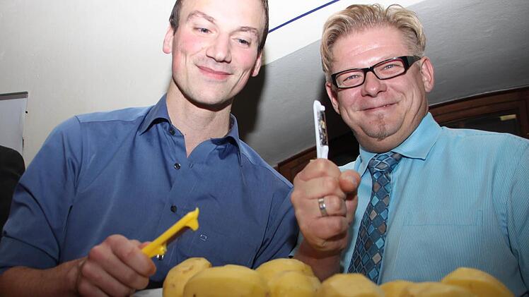 Die stolzen Sieger Simon Moritz (links, Erstplatzierter, SPD) und Frank Wilzok (Zweitplatzierter, CSU) beim Kartoffelschälwettbewerb im Mönchshof. Fotos: Katharina Müller-Sanke