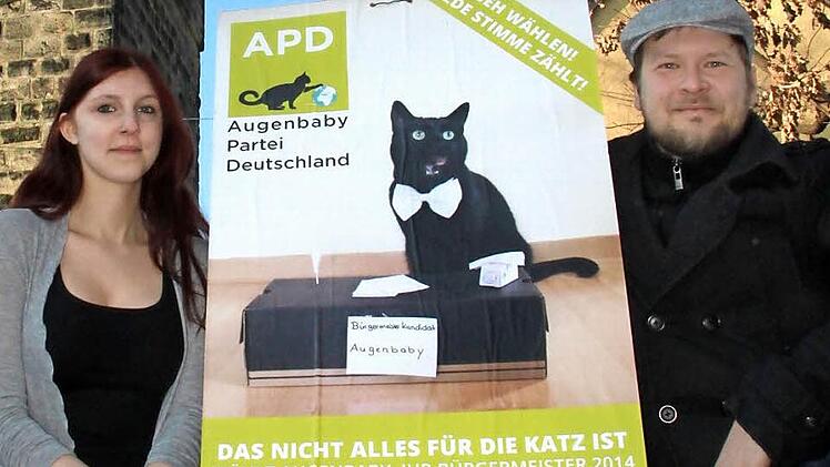 Anja Krauß und Benjamin Apel haben sich den Spaß mit der "Augenbaby Partei Deutschland" ausgedacht und in der Stadt Lichtenfels neun Plakate aufgestellt.  Foto: Matthias Einwag