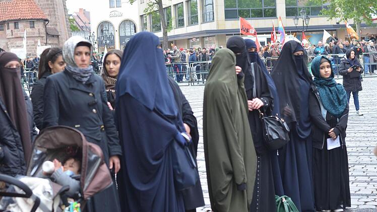 Verschleierte Salafistinnen. Foto: Nikolas Pelke