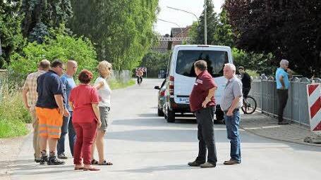 Auch das war ein Thema im Bauausschuss: In der Bahnhofstraße parken Anwohner so, dass landwirtschaftliche Fahrzeuge nur schwer durchkommen. Jetzt sollen die Wagen testweise an einer anderen Stelle geparkt werden. Fotos: Tobias Kindermann