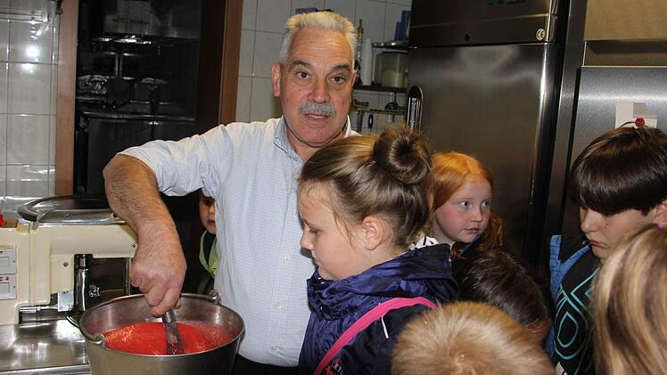 Die "Eiszeit" ist bald vorbei. Silvano Stefani von der Eisdiele "Alpi" zeigt, wie Erdbeereis zubereitet wird.  Foto: Helmut Will