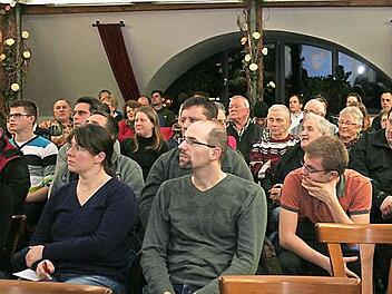 Die Besucher der Bürgerversammlung verfolgten aufmerksam die Erläuterungen zur Dorferneuerung. Foto: Evi Seger