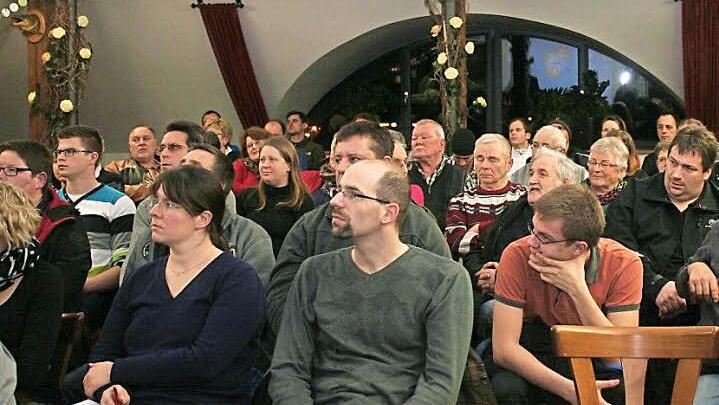 Die Besucher der Bürgerversammlung verfolgten aufmerksam die Erläuterungen zur Dorferneuerung. Foto: Evi Seger