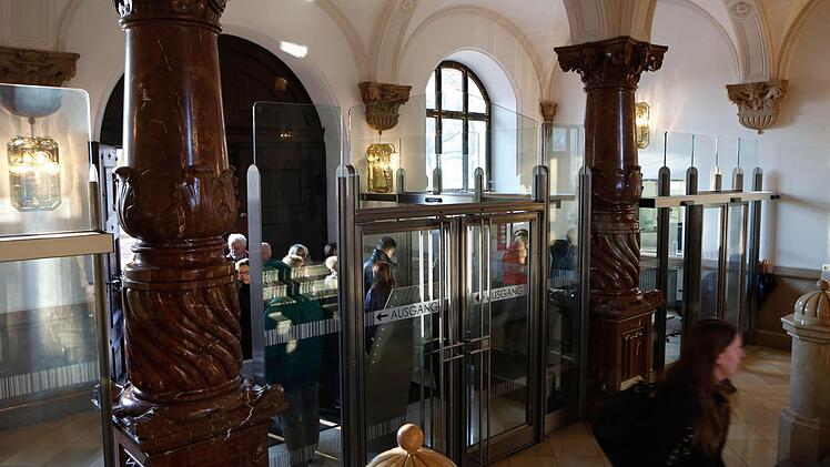 Blick in den Eingang des Bamberger Justizgebäudes, in dem seit 7. April gegen den früheren Chefarzt Heinz W. wegen Vergewaltigung und anderen Straftaten verhandelt wird. Foto: Matthias Hoch