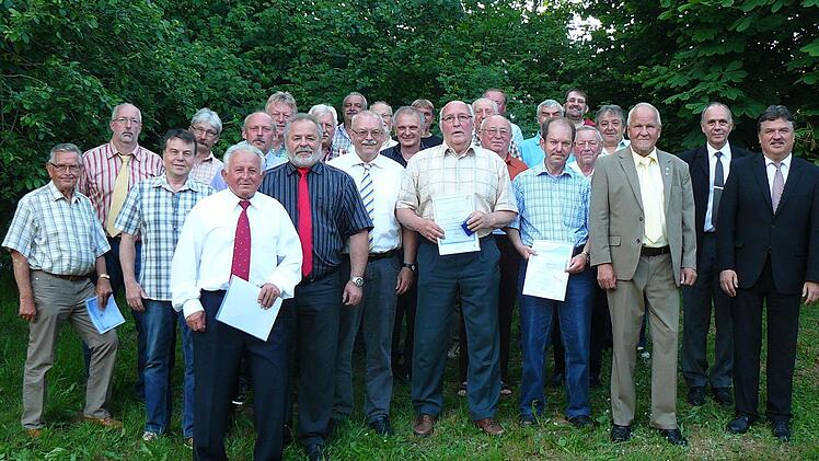 Einer großen Anzahl von SVM-Mitgliedern wurde für 20-, 25-, 30- und 35-jährige Treue zum SVM, BLSV und BFV gedankt. Unser Bild zeigt die geehrten Frauen und Männer im Kreise der Ehrengäste und Vorstandschaft. Foto: Klaus-Peter Wulf