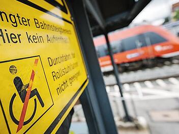 Dieses Symbolschild am Bad Saffelsteiner Bahnhof behält seine Relevanz. Der Bahnhof wird vorerst nicht barrierefrei.  Foto: Hendrik Steffens