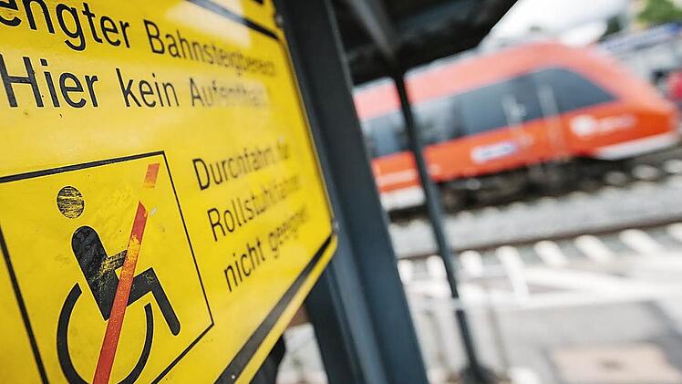 Dieses Symbolschild am Bad Saffelsteiner Bahnhof behält seine Relevanz. Der Bahnhof wird vorerst nicht barrierefrei.  Foto: Hendrik Steffens