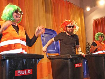 Drei singende Mülltonnen besetzt mit Sabine Neuner, Pater Igor und Babette Neuner Foto: Thomas Weichert