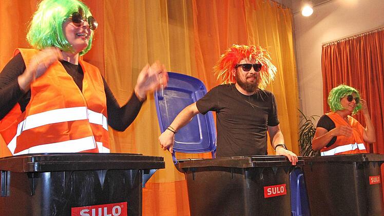 Drei singende Mülltonnen besetzt mit Sabine Neuner, Pater Igor und Babette Neuner Foto: Thomas Weichert