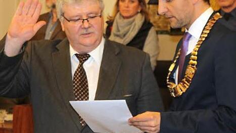Christian Schedel wird von Andreas H&uuml;gerich vereidigt. Foto: Andreas Schmitt