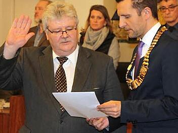 Christian Schedel wird von Andreas Hügerich vereidigt. Foto: Andreas Schmitt