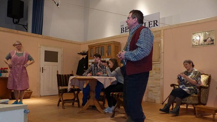 Was ist von Gundulas, dargestellt von Stefka Kodisch (links), Aussage "Ich bin hier aus dem Kupferberger Vilshof zu Hause!" zu halten?? Am Tisch sitzend schauen Benno (Stefan Karnitschky) und Rosi (Theresa Gabeli) sowie stehend Bauer Vinzenz (Thomas Steinlein) sehr skeptisch drein. Rechts im Hintergrund strickt Oma Wally (Doris Holhut) ungestört weiter am Geburtstagsgeschenk des Vilsbauern. Foto: Klaus-Peter Wulf