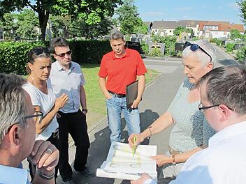 Claudia Kühnel präsentiert ihre Skizzen an Ort und Stelle, links im Bild wären Urnengemeinschaftsanlagen denkbar.  Foto: Stadt Hallstadt