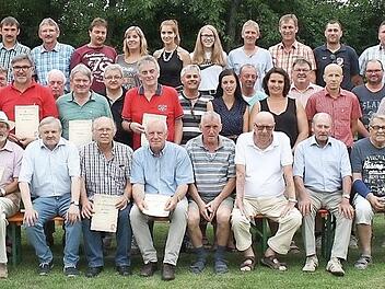 Zahlreiche Mitglieder wurden f&uuml;r langj&auml;hrige Treue zum Verein geehrt.  Foto: Werner Hauber