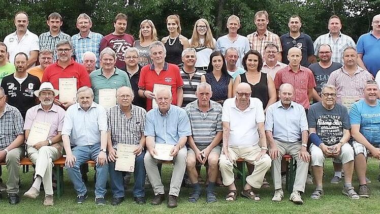 Zahlreiche Mitglieder wurden f&uuml;r langj&auml;hrige Treue zum Verein geehrt.  Foto: Werner Hauber