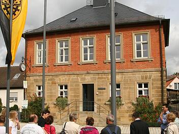 Interessierte Besucher nutzten die Gelegenheit, das generalsanierte "Alte Rathaus" von Gundelsheim kennenzulernen. Das 1857/58 errichtete Gebäude ist seit 2012 das kulturelle Herz der Gemeinde. Foto: W. Baier