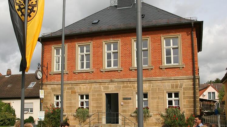 Interessierte Besucher nutzten die Gelegenheit, das generalsanierte "Alte Rathaus" von Gundelsheim kennenzulernen. Das 1857/58 errichtete Gebäude ist seit 2012 das kulturelle Herz der Gemeinde. Foto: W. Baier