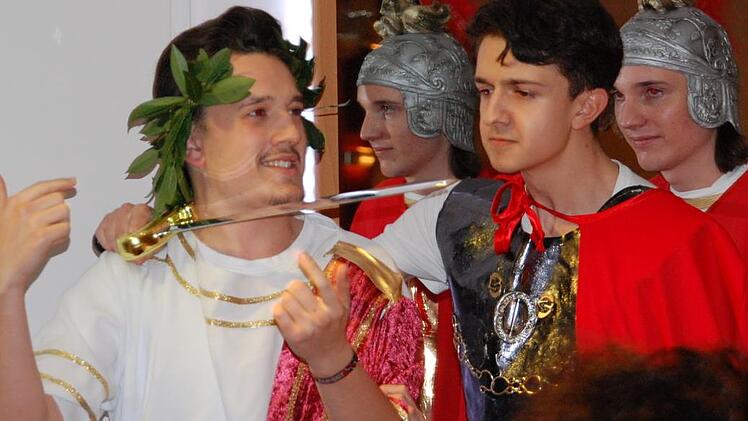 Ovid (Manuel P&ouml;hlmann) legte sich mit dem sittenstrengen Kaiser Augustus an und wurde verbannt; hier wird er von den r&ouml;mischen Wachen aus dem Veranstaltungssaal gebracht. Foto Uschi Prawitz