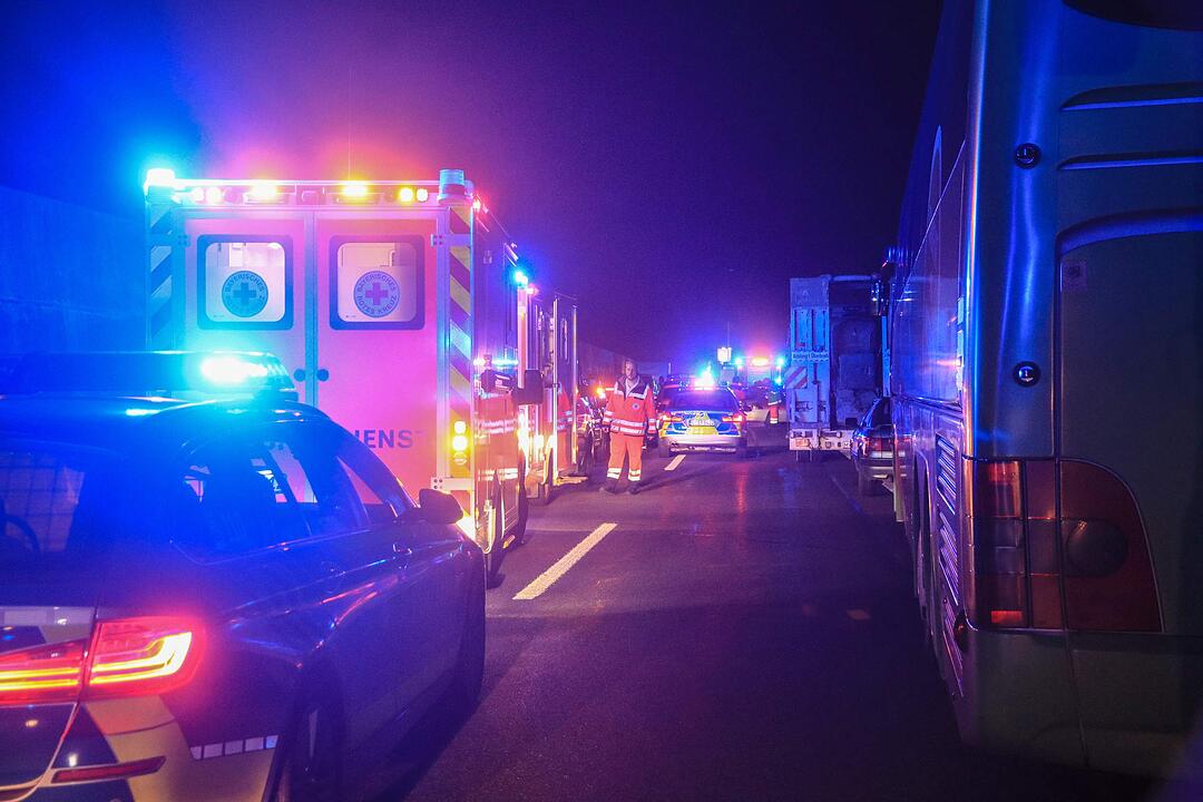 Vollbesetztes Wohnmobil kippt auf die Seite