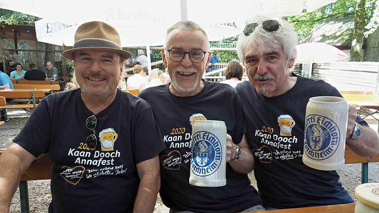 Abgebildet von links nach rechts: Ulli Raab, Gerhard Streit und Charlie Pichl bei der traditionellen Schlachtschüssel. Foto: privat