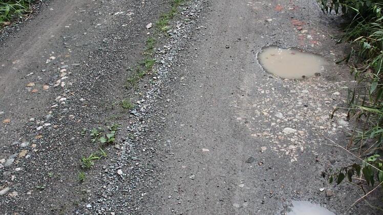 Der Feld- und Waldweg von Maineck nach Witzmannsberg wird derzeit als Schleichweg benutzt. Stammen die Löcher in der Schotterstraße vom gestiegenen Verkehr oder von den Niederschlägen der vergangenen Tage?