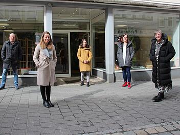 Das sind die "Stadtmacher" vor der neuen "Stadtmacherei" im Steinweg 37 (von links): Rolf Krebs, Anette Vogel, Hanna Rancke, Melanie Leistner und Andrea Kerby.