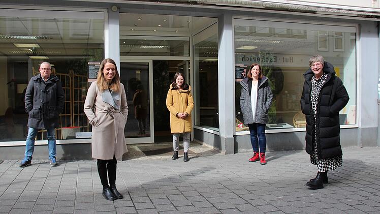 Das sind die "Stadtmacher" vor der neuen "Stadtmacherei" im Steinweg 37 (von links): Rolf Krebs, Anette Vogel, Hanna Rancke, Melanie Leistner und Andrea Kerby.