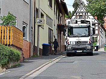 Wenn ein Lastwagen entgegenkommt, gibt es in der Bahnhofstra&szlig;e in Gr&auml;fenberg kein Durchkommen. Petra Malbrich