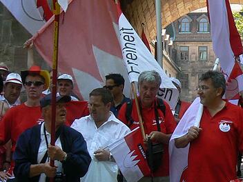 Bezirksrat Wolfgang Hoderlein (rechts) und seine Getreuen laden am Samstag wieder zur Wanderung mit der Frankenfahne auf die Plassenburg ein. Foto: Werner Reißaus