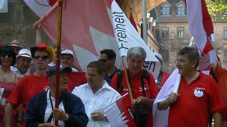 Bezirksrat Wolfgang Hoderlein (rechts) und seine Getreuen laden am Samstag wieder zur Wanderung mit der Frankenfahne auf die Plassenburg ein. Foto: Werner Reißaus