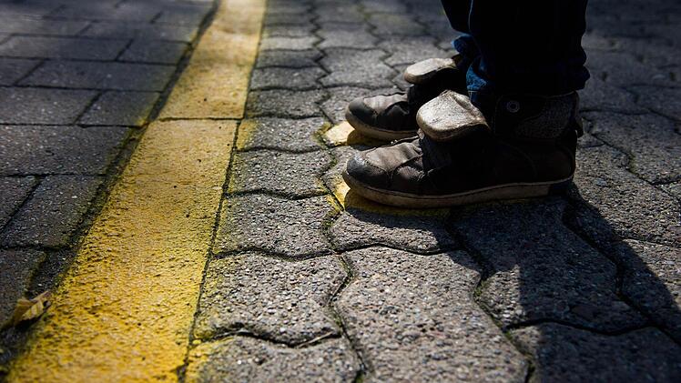 Im Raum Saalfeld häufen sich zur Zeit Fälle, in denen Kinder von einem Mann angesprochen und teilweise zum Mitgehen aufgefordert wurden. Symbolbild: Ole Spata/dpa