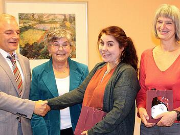 Neue Vorsitzende des Bad Kissinger Ortsvereins der Arbeiterwohlfahrt ist Victoria May (3. von links). Martin Ulses, Geschäftsführer des AWO-Bezirksverbands Unterfranken (links) gratulierte. Rechts die bisherige langjährige Vorsitzende Stefanie Messerschmitt, 2. von links die bisherige stellvertretende Vorsitzende Rosalinde Heider. Beide wurden als Beisitzerinnen gewählt. Foto: Dieter Britz