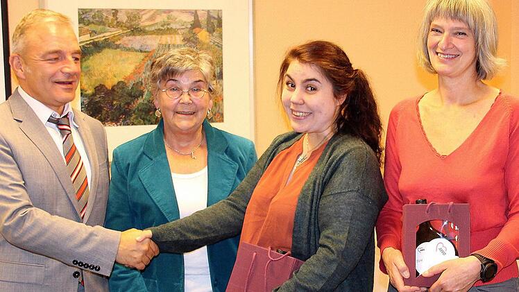 Neue Vorsitzende des Bad Kissinger Ortsvereins der Arbeiterwohlfahrt ist Victoria May (3. von links). Martin Ulses, Geschäftsführer des AWO-Bezirksverbands Unterfranken (links) gratulierte. Rechts die bisherige langjährige Vorsitzende Stefanie Messerschmitt, 2. von links die bisherige stellvertretende Vorsitzende Rosalinde Heider. Beide wurden als Beisitzerinnen gewählt. Foto: Dieter Britz