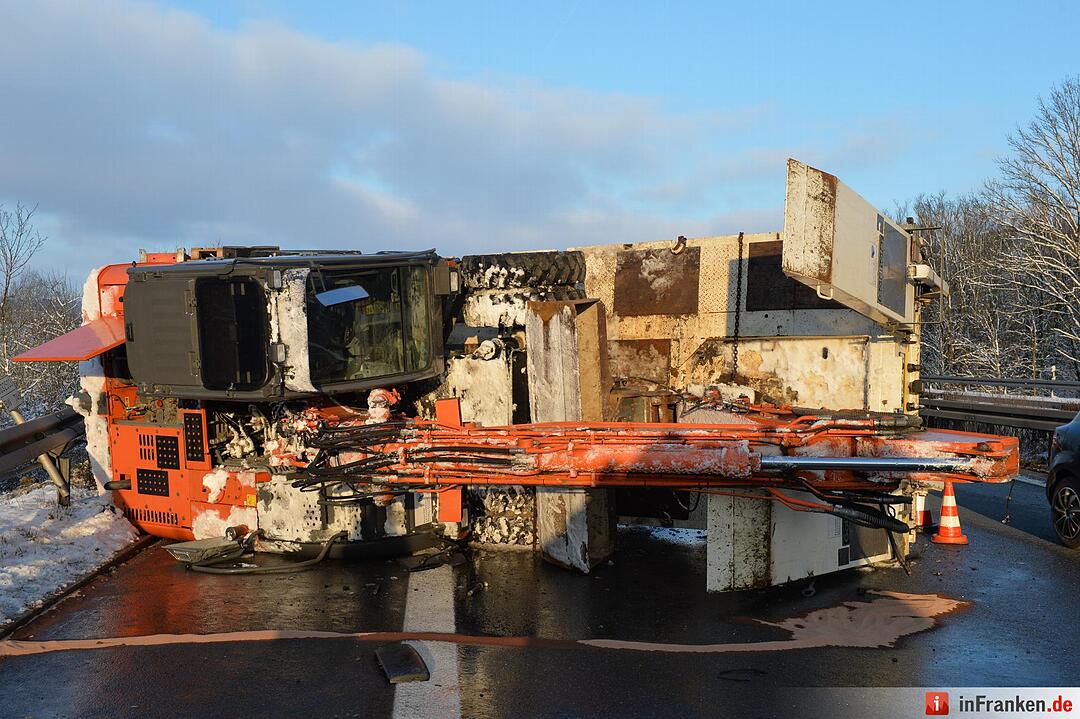 Lkw-Unfall auf A70: Bagger kippt auf Fahrbahn