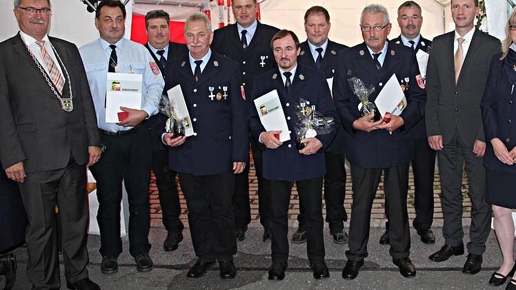 Beim Gemeindefeuerwehrtag in Untermerzbach wurden verdiente Wehrleute ausgezeichnet. Auf dem Foto von links: Bürgermeister Helmut Dietz, Helmut Lutter, Uwe Köhler, Georg Beck, Matthias Ehrlich, Herbert Spindler, Holger Burkard, Georg Winkelmann, Ralph Morgenroth, Stellvertretender Landrat Michael Ziegler, Feuerwehrreferentin Sandra Schramm und Kreisbrandinspektor Thomas Habermann.