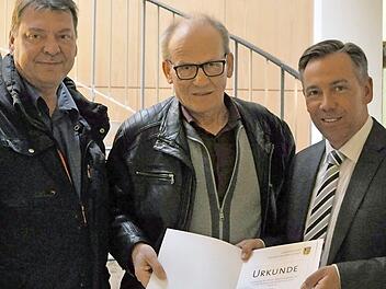 Der neue Naturschutzwächter Friedrich Köbler (M). freut sich über seine Ernennungsurkunde aus den Händen von Alexander Tritthart (r.). Auch Johannes Marabini (l). vom Umweltamt gratulierte. Foto: privat