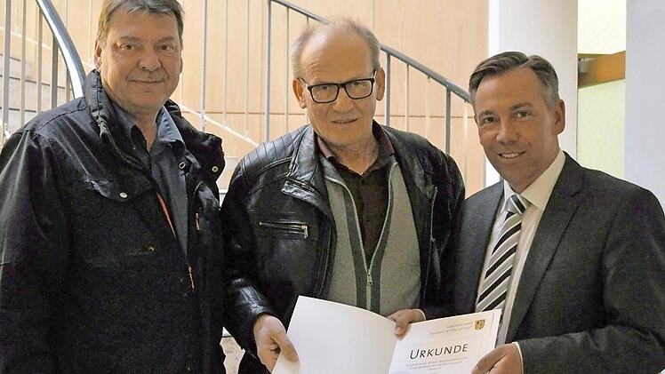Der neue Naturschutzwächter Friedrich Köbler (M). freut sich über seine Ernennungsurkunde aus den Händen von Alexander Tritthart (r.). Auch Johannes Marabini (l). vom Umweltamt gratulierte. Foto: privat
