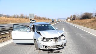 BMW kracht in Seat - Unfall auf der A73 bei Bad Staffelstein BMW kracht in Seat - Unfall auf der A73 bei Bad Staffelstein