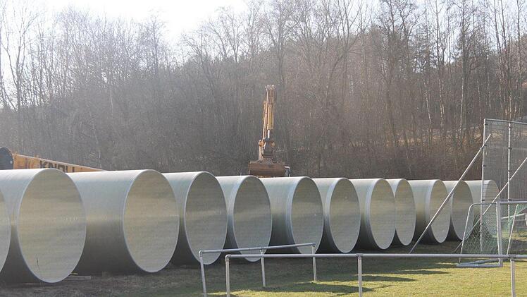 Die Rohre wurden beim Sportplatz Weißenohe gelagert. Foto: PR